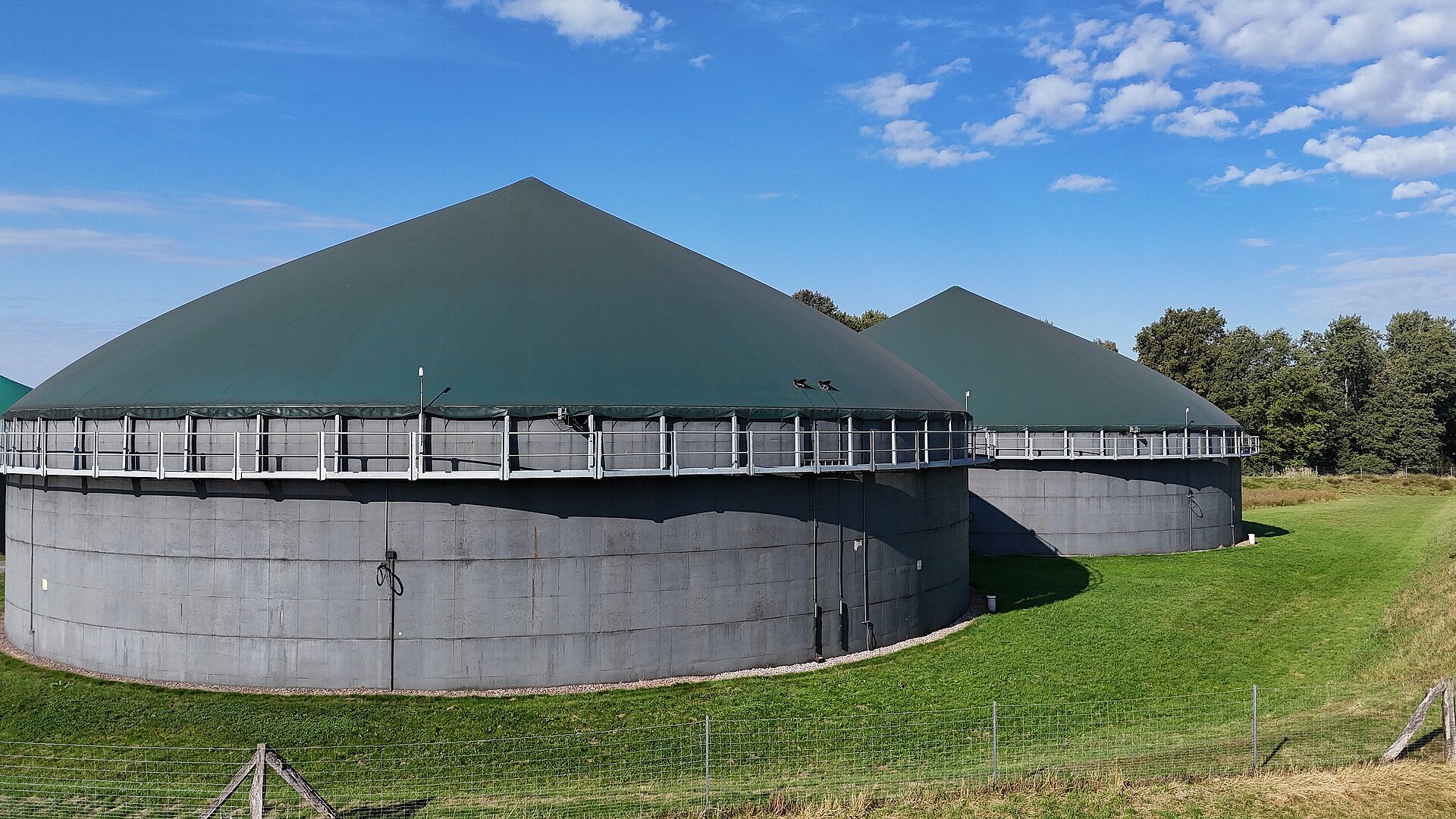 zwei Biogas Fermenter