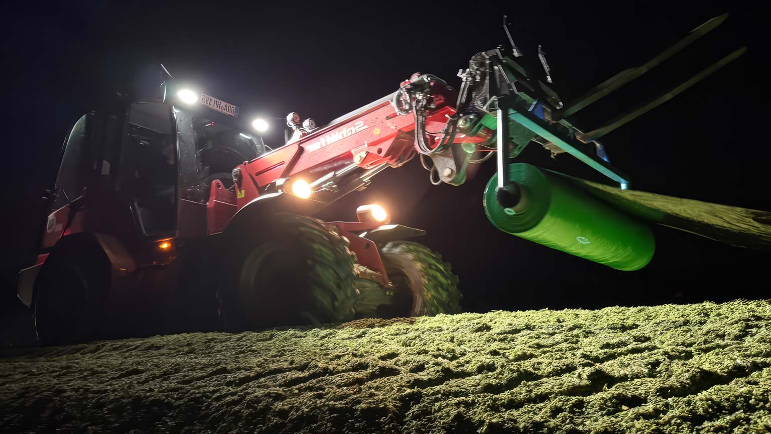 V12 Green-Line at Night